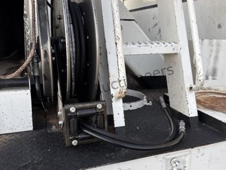 2012-freightliner-m2-106-image-20