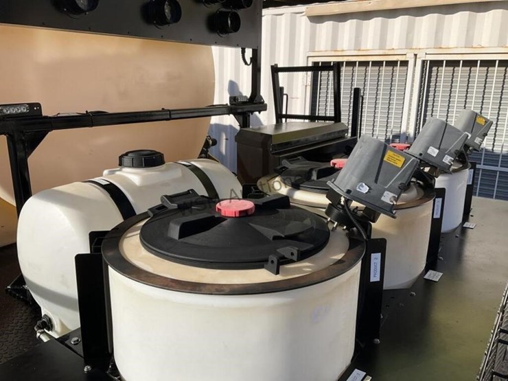 2014-international-4300lp-spray-truck-image-12