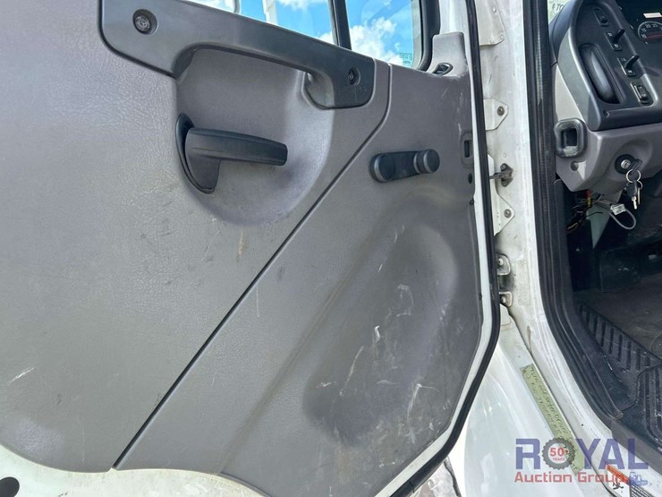 2016-freightliner-m2-106-altec-am50-50ft.-insulated-material-handling-bucket-truck-image-10