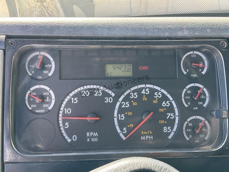 2003-freightliner-fl80-image-21