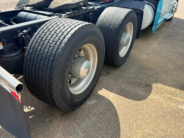 2015-freightliner-cascadia-113-image-23