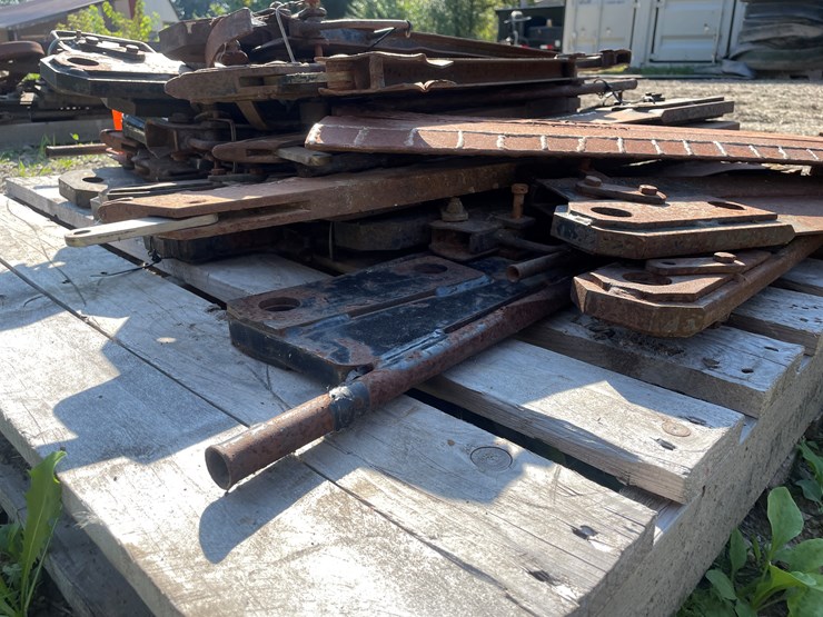 #1041-•-pallet-of-plow-parts-image-10