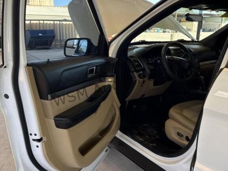 2017-ford-explorer-image-24