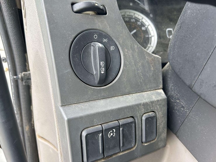 2017-peterbilt-220-image-22