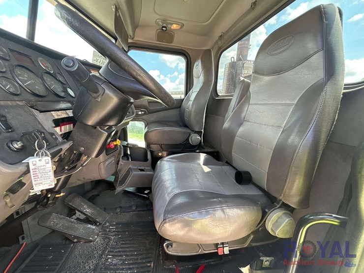 2014-peterbilt-384-image-19