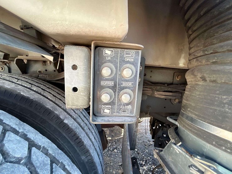 2020-freightliner-m2-106-elgin-whirlwind-series-mv-street-sweeper-truck-image-16