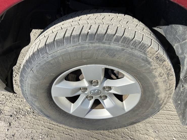 2015-dodge-ram-crew-cab-4wd-pickup-image-28