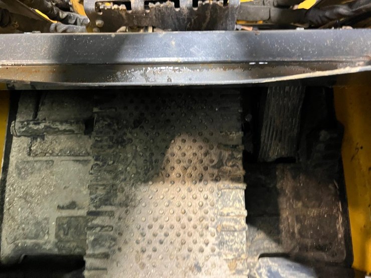 2018-deere-317g-image-28