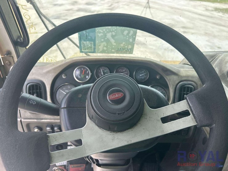 2015-peterbilt-320-image-19