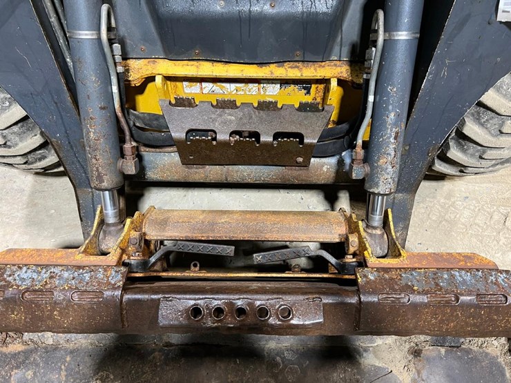 2025-deere-318e-image-11