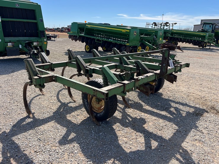#t15180-•-john-deere-chisel-plow-image-3