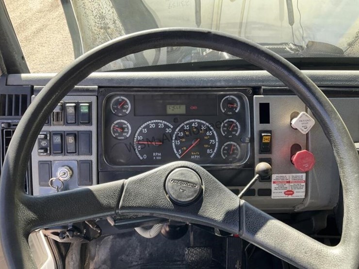 2003-freightliner-fl80-image-19