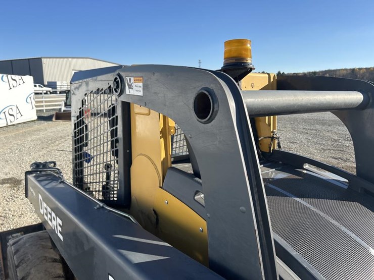 2016-deere-326e-image-34