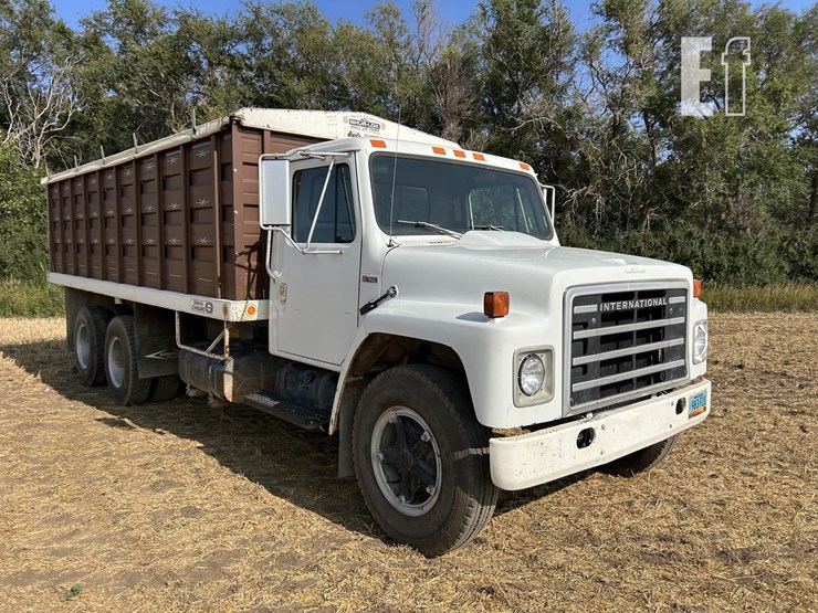 1982-international-s1700-image-3