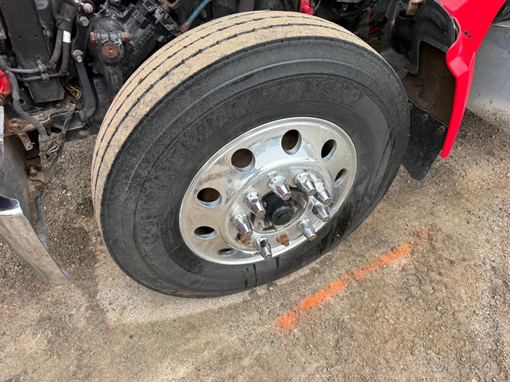 2017-peterbilt-567-image-10