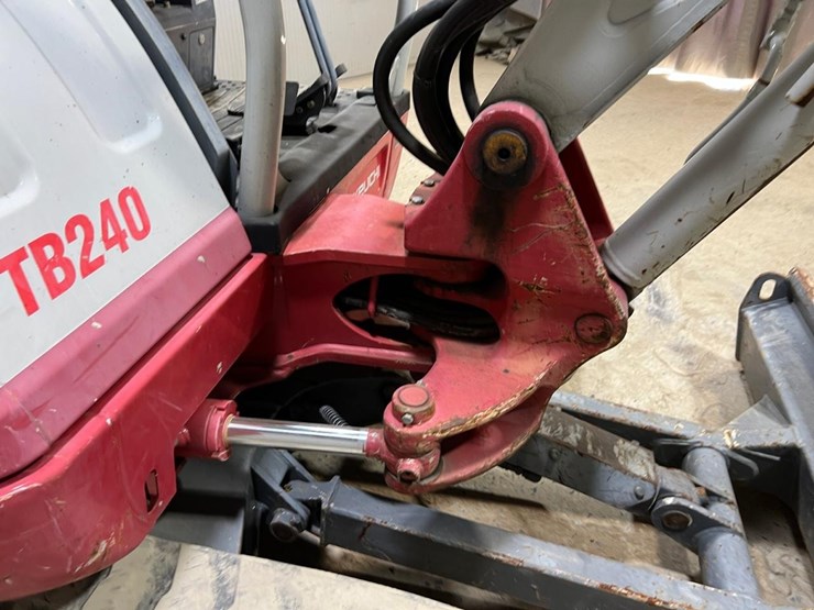 takeuchi-tb240-image-25