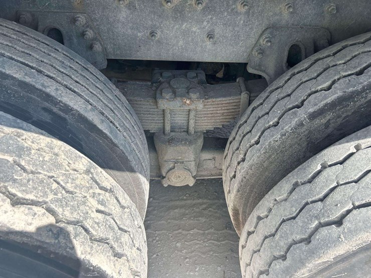 2011-freightliner-m2-112-tri-axle-dump-truck-image-22