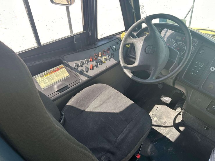 2009-freightliner-b2-image-10