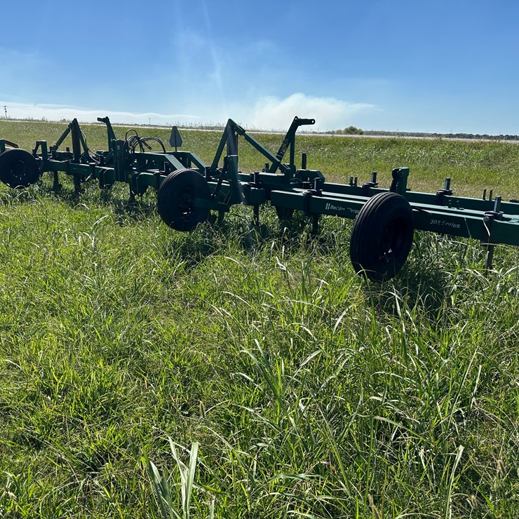 #32238 • House 302 12-row 38 Bedder Chopper