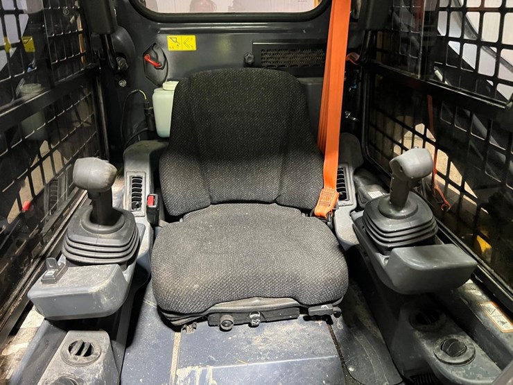 2018-deere-317g-image-21