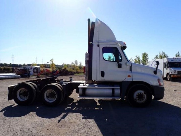 2010-freightliner-cascadia-t/a-hiway-tractor---day-image-4