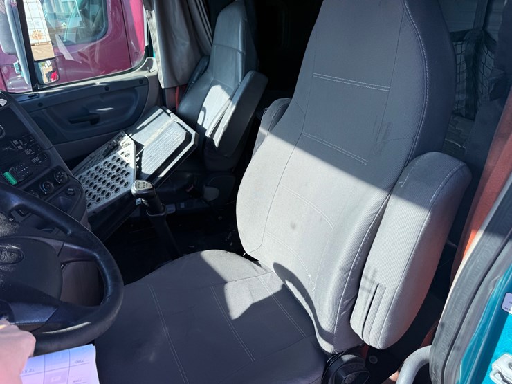 2015-freightliner-cascadia-113-image-38