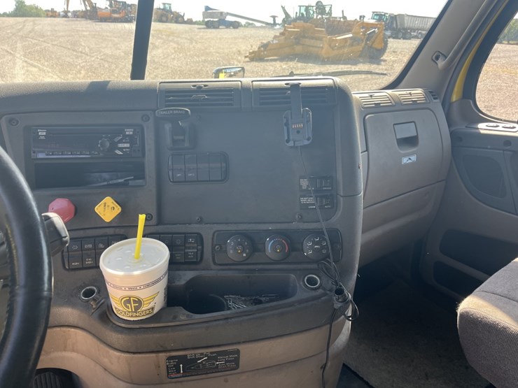 #2881-•-2018-freightliner-ca125slp-mid-roof-sleeper-truck-image-24