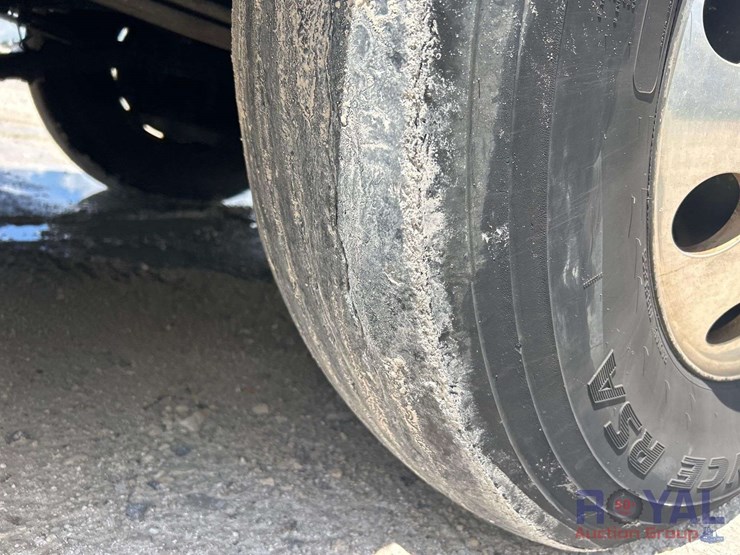 2014-peterbilt-384-image-30