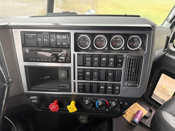 2019-mack-anthem-64t-image-25