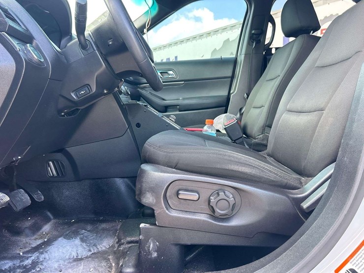 2016-ford-explorer-image-12