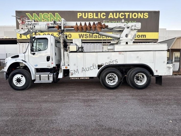 2012-freightliner-m2-106-image-1