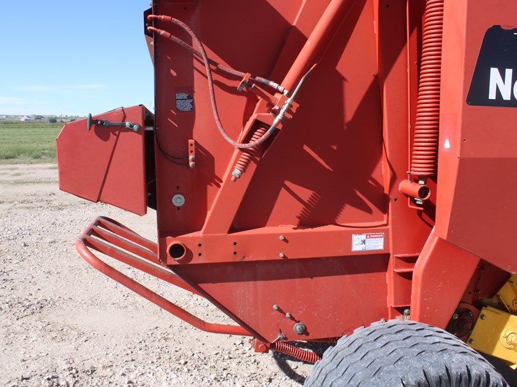 new-holland-br780-image-21