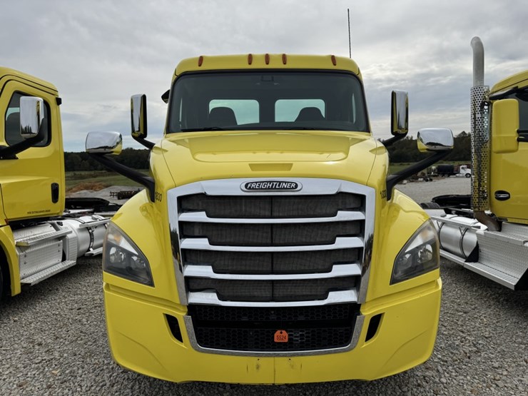 2018-freightliner-cascadia-126-image-2