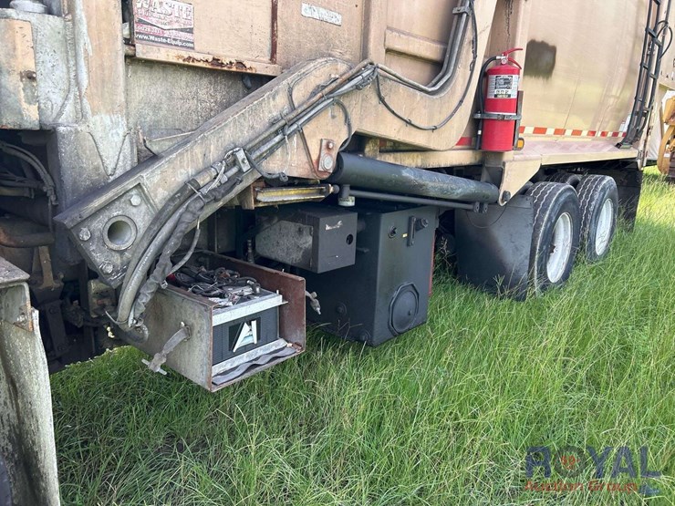 2015-peterbilt-320-image-15