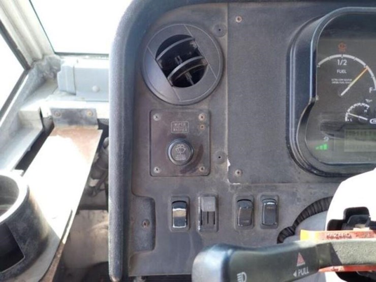 2013-freightliner-mt55-image-16