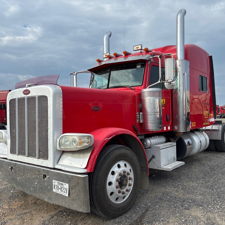 2013 PETERBILT 389