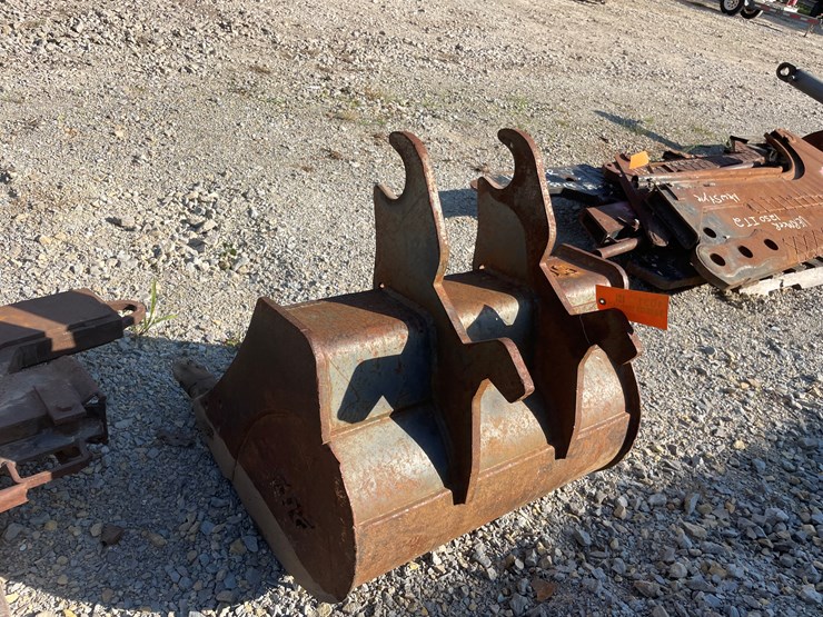 #1031-•-28"-excavator-bucket-image-5