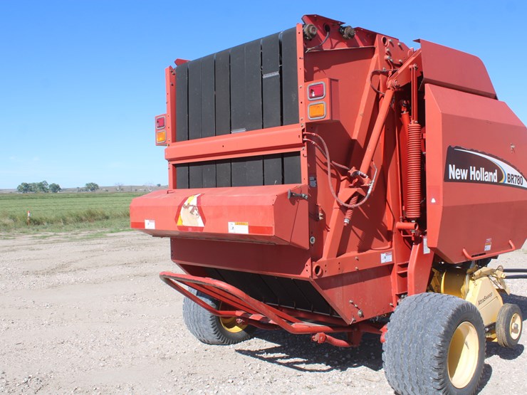 new-holland-br780-image-22