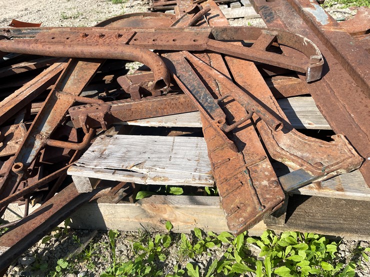 #1040-•-pallet-of-plow-parts-image-8