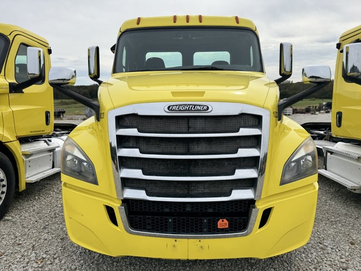 2018-freightliner-cascadia-126-image-2
