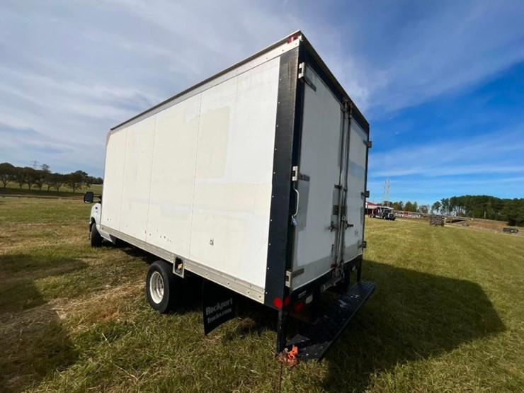 2014-ford-e350-image-10