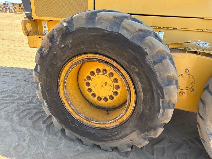 2014-deere-672g-image-14