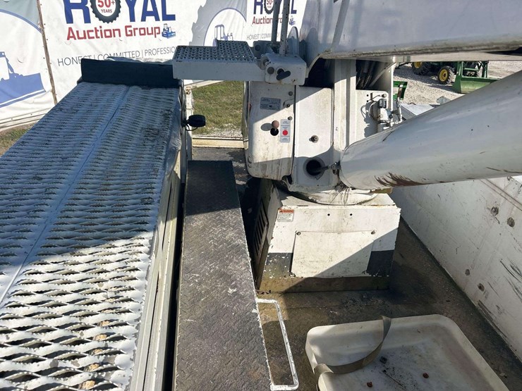 2013-freightliner-m2-106-altec-aa755-55ft-bucket-truck-image-28