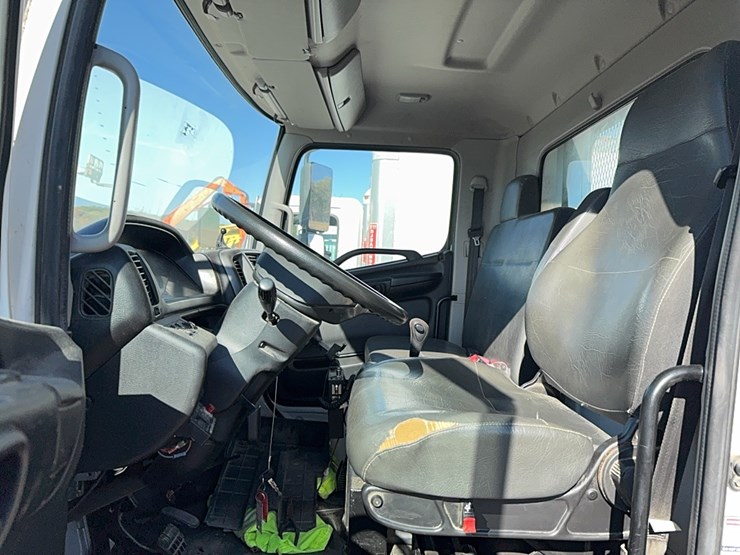 2018-hino-268-image-6