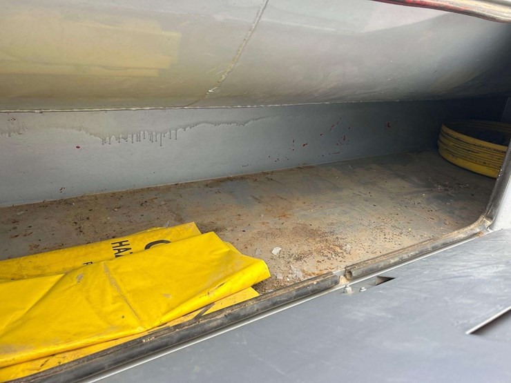 2004-mack-cv713-granite-fuel-and-lube-truck-image-34