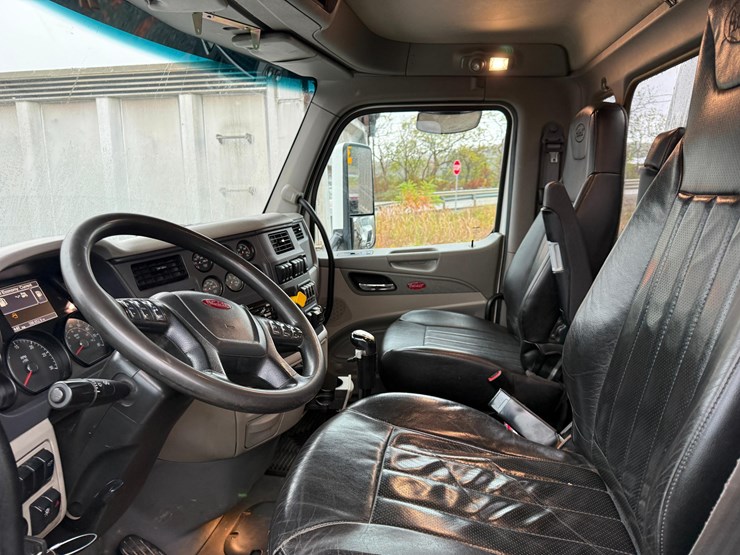 2019-peterbilt-567-image-16
