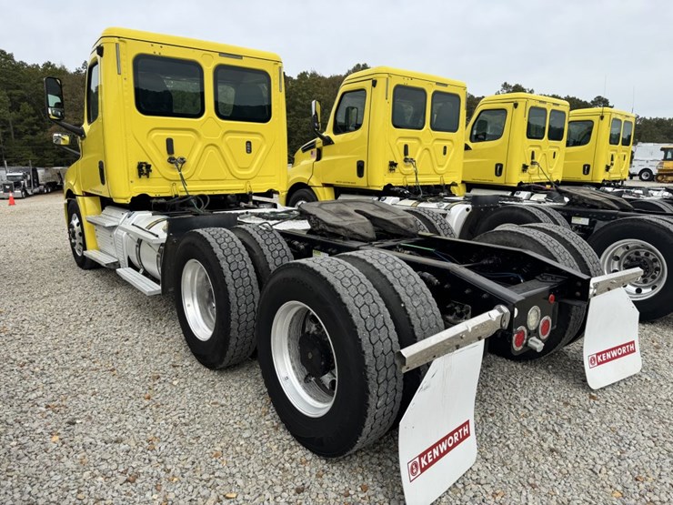 2018-freightliner-cascadia-126-image-6