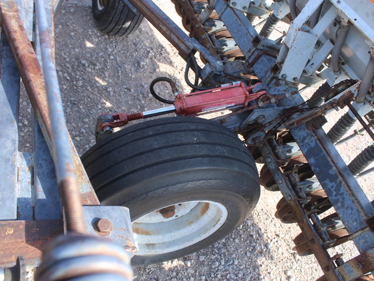 #2013-•-26-ft-crustbuster-grass-drill-image-10