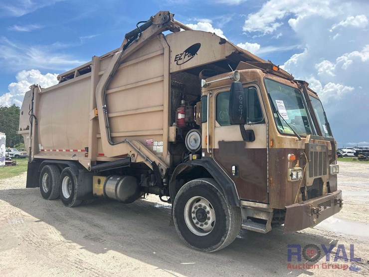 2015-peterbilt-320-image-2