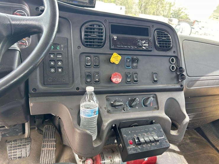 2018-freightliner-m2-106-lay-flat-roll-back-truck-image-18